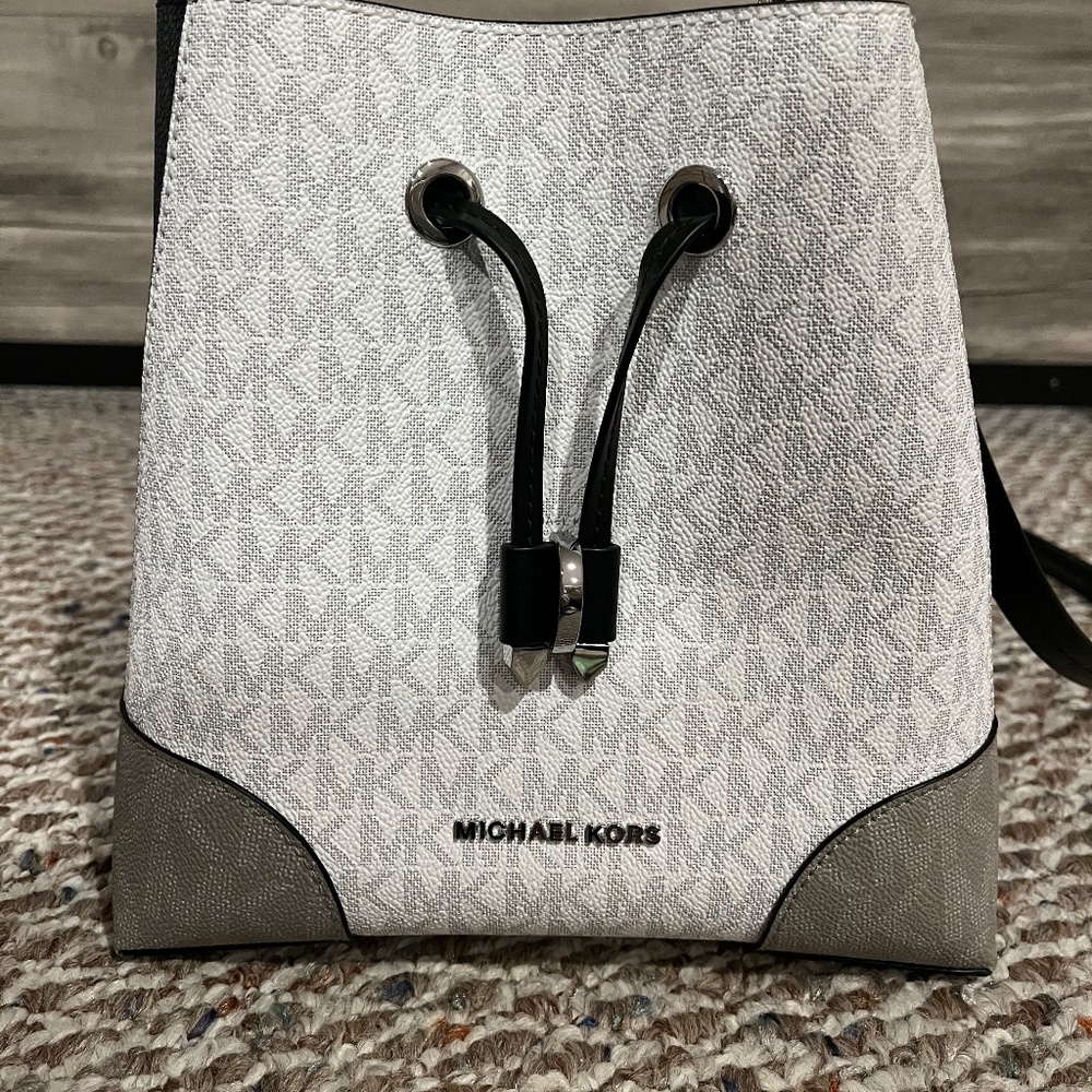 Micheal Kors Small Logo Bucket Bag